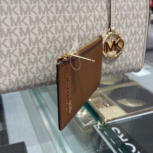 MICHAEL KORS
Jet Set Travel Medium Top Zip Leather Card Case Wallet 
Luggage
NWT - Picture 3 of 16